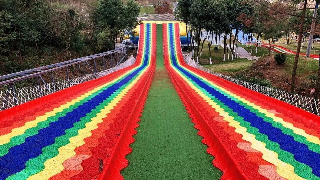 平和彩虹滑梯